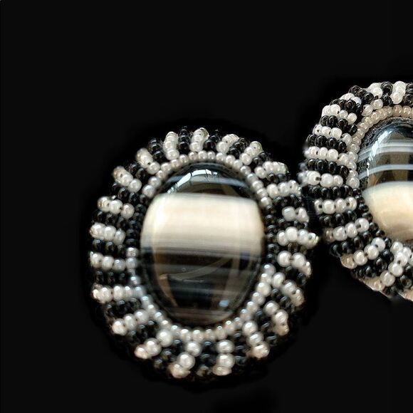 Vtg hand beaded black white banded agate earrings with glass bead border pierced - Picture 8 of 9